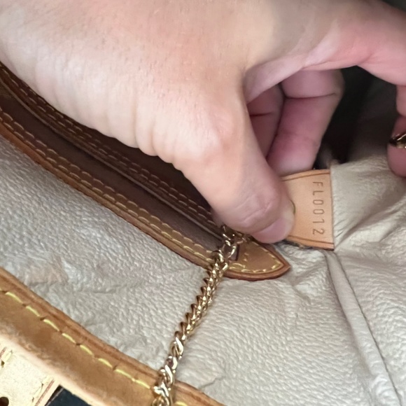 New LV hangbag - Picture 4 of 7